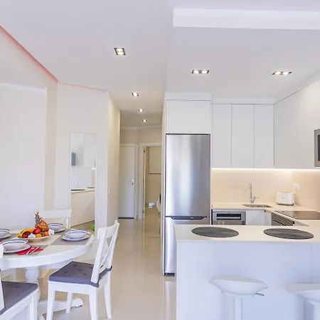 In Beachfront Complex In El Duque Area, Appartement