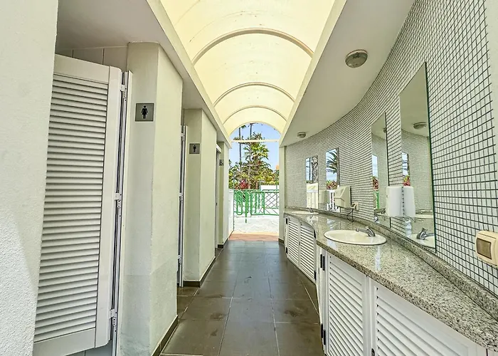 In Beachfront Complex In El Duque Area, Lägenhet